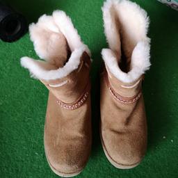 Authentic Ugg girls boots size 1. Very warm and comfy slight marks as seen in picture but overall good condition. Collection Only.