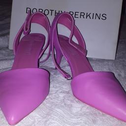 Pink with a soft point at the front. Velcro ties. Worn once- in brand new condition, as seen in photoes.
3" Heel.
Come with the box.

*also available in a mint/turquoise shade- brand new