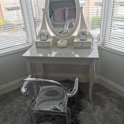 Ikea dressing table
Comes with crystal handles and original
Small hair line crack on the mirror could be filled in and painted
Like new condition apart for my the crack