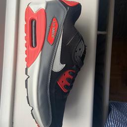 Great condition hasn’t been worn much
Size 7 but can also fit size 6 bc I’m a 6
Nike airmax