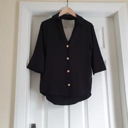 Blouse “ River Island“ Essentials Black Colour

 New With Tags

Actual size: cm and m

Length: 65 cm front

Length: 74 cm back

Length: 37 cm from armpit side

Width Shoulder: 41 cm

Length sleeves: 39 cm

Volume Hands: 37 cm

Breast Volume: 98 cm – 1.01 m

Volume waist: 97 cm – 1.01 m

Volume hips: 97 cm – 1.01 m

Size: 8 (UK) Eur 34

100 % Polyester

Made in Romania

Retail Price £ 32.00
