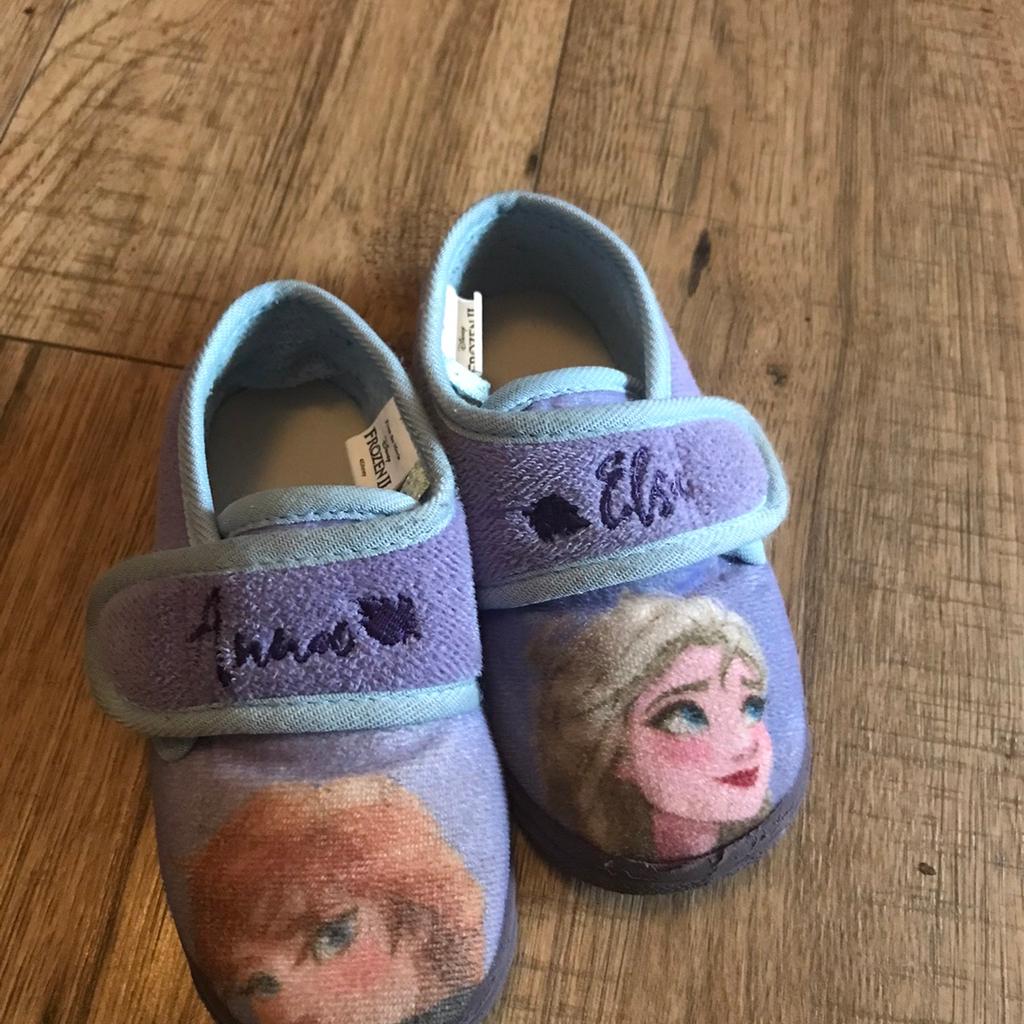 Frozen 2 ) infant size 7 slippers from smoke and pet free home , good condition