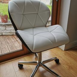 White/Black leather office chair.
Really stylish.

Only used a few times.
RRP £55