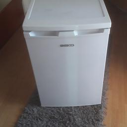 Ich verkaufe einen Kühlschrank, er funktioniert sehr gut und sieht gut aus, hat aber keine Kiste und kein Regal mehr