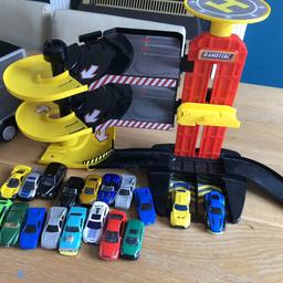 Lovely condition garage toy and collection of cars.