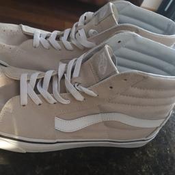 Worn once, Beige Off the Wall Vans, UK 12 mans. abs fab condition, just a tiny scuff on the back red tag as shown in pic. ( it wouldn't let me pop it on unless I chose a size , it only went upto 10.5 as choice, these are NOT a 10 5 they are a UK 12!)