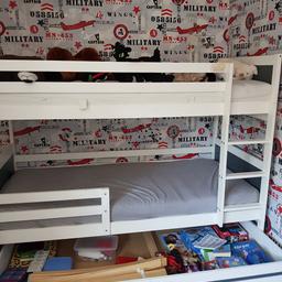 Das Bett ist für 3 Kindern gedacht . Hat gebrauchspüren siehe Bilder aber stabil. Preis vhb. Ohne Matratzen.