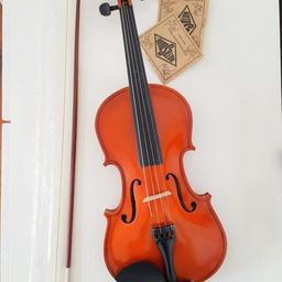 Excellent condition Forenza Uno series full size (4/4) violin.
Includes wooden bow with rosin block and two strings for replacement.
Lightweight zipped case with handle and shoulder straps. Interior plush lining, small accessory pocket and space for 2 bows.
It was bought without the original case for £80.
Need to be tuned. It has been used a couple of times to learn how to play it and then it was used as decoration.
Collection only.