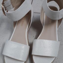 Gorgeous off-white faux leather girls sandals

Barely worn, in excellent condition from River Island

Cork & weave low wedge heel with wide gold buckle on ankle strap

UK size 2