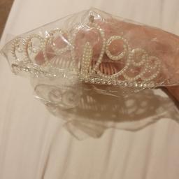 Tiara Hairband.
Condition is Brand New, packaging has not been opened!
Will look like a perfect princess with this tiara!