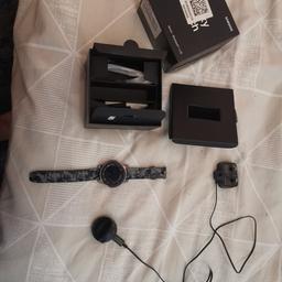 In very good condition has screen protector and case cover and different coloured straps aswell

Calls, texts, apps all can be used on this watch

Very good watch