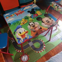 Come da titolo vendo tavolino quadrato (61x61 cm e h50) con 2 sedie per bambini.