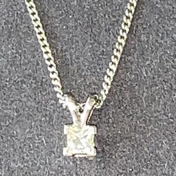 Beautiful quality princess cut diamond set in 9 ct white gold .
Also included is a long white flat curb chain
In 9 ct solid gold
PayPal welcomed
Cash bank transfer or credit / debit card
Please check my other items and reviews for confidence