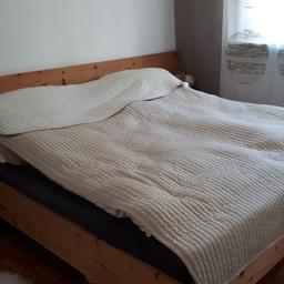 Zirbenbett
Breite 286,5 mit Nachtkästchen auf beiden seiten
Länge 205

Bett ist nicht lackiert kann man jederzeit abschleifen dann ist es wie Neu

2 × lattenrost sind auch dabei