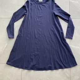 Verkaufe ein knielanges, langarm Kleid in blau von Zalando. 
Grösse M
Selten getragen, daher wie neu 
Gegen Aufpreis auch gerne Versand 
Keine Garantie, da Privatverkauf