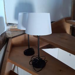 2x Nachtischlampe mit schwarzem Fuß und weißer Lampenschirm
Höhe 52cm
In guten Zustand.