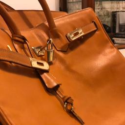 Shopping bag ispirata al modello Birkin di Hermes in pelle color ocra.
Se interessati anche foulard in seta vintage originale Hermes