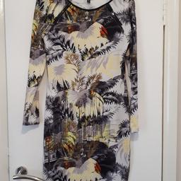 Topshop Bodycon midi dress
Size 12 but would fit 10-14 as it's a stretchy material.