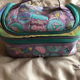 A smiggle lunch bag 
2 compartments 
Good condition 
Collection wordsley area