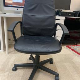 Selling my used office desk chair

Functioning properly

Slight rip here and there

Still able to use

Tilts backwards and moves up and down

Thanks