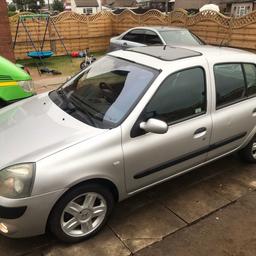 here we have my Renault clio 1.5 dci 5 door with 124000 miles no lights on dash will come with 12 months mot as of Monday ( 17/08/20 ) cheap tax and insurance.new tyres, brakes, suspension, ice cold air con does have age related marks but nothing major. runs, drives 100 % has been tracked up as well. ideal first car or takeaway delivery car 🚗