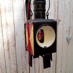 diese Wandlampe besteht aus einer alten Bundesbahn Schlussleuchte. Sie ist mit einer E14-Fassung sowie mit 2m dekorativem Stoffkabel in rot versehen. Inklusive Tischschalter und Netzstecker.

Verkauf mit einer LED in Fackelformat.
Verkauf ohne Deko.
Maße ca. 50x20x20cm
Kabelzuleitung ca. 2,0m
Versand +6€

der Landhauslümmel

#bahn #wohnlicht #LED #wandleuchte #deckenleuchte #upcycling #shabbychic #vintage #wohnung #wohnzimmer #Esszimmer #flur #diele