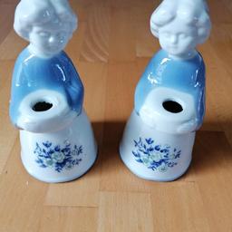 Verkaufe 2 alte Porzellan Kerzenständer blau Mädchen um EUR 15, - plus Versandkosten. Höhe 14 cm. Selbstabholung in Fürstenbrunn bei Grödig und Versand auch möglich.