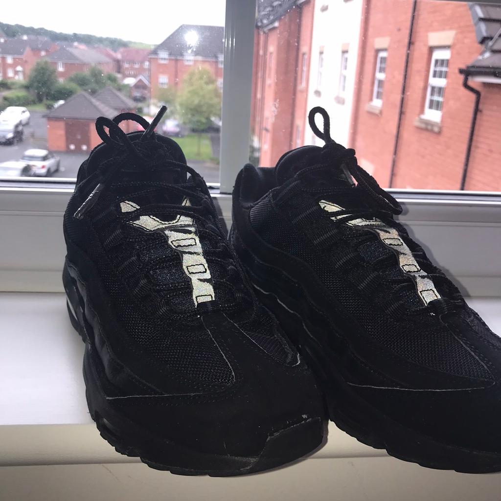 Black reflective outlet 95s