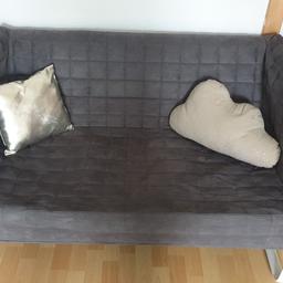Farbe grau 2er Sofa
Zustand fast neuwertig
120L/75B/70H
ohne Dekokissen:)
neu Preis 89.99