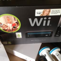 Ich biete hier eine Wii fit plus mit sehr viel Zubehör und Spiele an.
Alles was auf den Bildern zu sehen ist gehört dazu.
Wir sind ein nichtraucher und tierfreier Haushalt.
