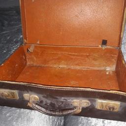 this old brown vintage case  looks the business  .its an eye catcher cos of its look n age .