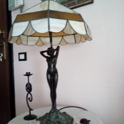 Lampada artigianale lavorata a mano stile Tiffany con basamento in bronzo composto da da tre porta lampade.