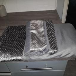 this grey duvet set with glitter edging and 2 pillowcases is lovely its double size only used once been washed ready to go ...!!! vgc  only 7£   it looks lovely on ..bargain.