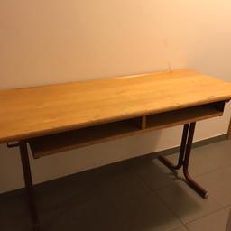 Gebrauchsspuren, 2 Fächer unterm Tisch, 
Die Tischplatte kann auch schief gestellt werden 
Nur Selbstabholung