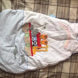 Excellent condition hardly worn
0-6 month (2.5 tog)