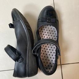 Girls shoes - Size 3 1/2 from marks and Spencer 
Slightly worn in could condition needs a good clean and is good for school.