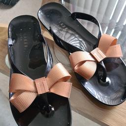 black and rose gold girls filp flops
size 37 uk 4.5
Great condition