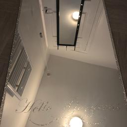Glittered bathroom mirror 
Hello gorgeous sign 
Perfect condition 

Collection only x