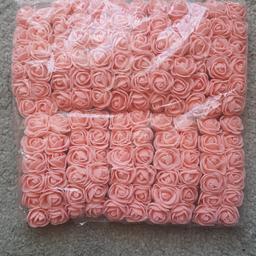 Etwa 120 kleine Rosen aus Schaumstoff mit einem Draht auf der Rückseite, so dass diese entsprechend befestigt werden können. Ideal zur Dekoration für eine Hochzeit, Babyparty, ö.Ä. 

An Selbstabholer / Versand gegen Aufpreis möglich