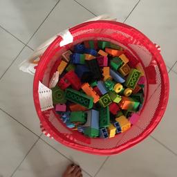 Lego comprese diverse figure circa 20 più tanti mattoni 
Vendo per inutilizzo. Ottime condizioni ( non rotte)
Prezzo non trattabile