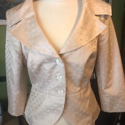 Coast suit size 14 jacket
Size 10 skirt
Ideal for wedding / special occasion
Worn once
100% silk
Lining 100% acetate
Although no marks
You can either get it dry cleaned
Or iron very carefully ( creases from where it has been worn)
Colour is like oyster/ subtle pink
Can’t quite nail the colour!