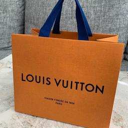 Ich verkaufe diese original Louis Vuitton Tüte. Sehr guter Zustand; keine angestoßenen Ecken, Knicke o.ä.
Perfekt als Deko im Wohn- oder Ankleidezimmer, als Geschenktüte oder ähnliches.

Maße: vgl Bilder

Gerne auch bei meinen anderen Angeboten vorbei schauen.

Versand: 1,55€