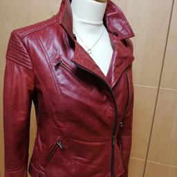 Echte Lederjacke ,Handschuh  weiches Leder mit rotem Pelz
zum Abnehmen ungetragen leider etwas
zu klein GR S