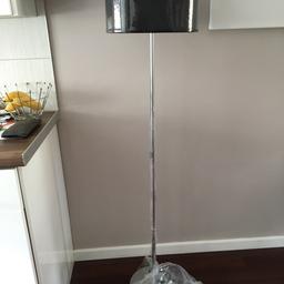 A chrome lamp stand and black shade.Both new never been used.Both still have the wrapping on them.
146 cm tall