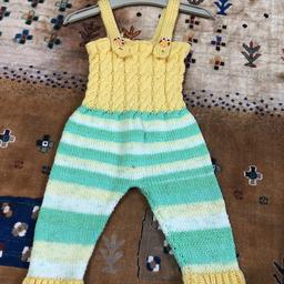 Baby girl knitted suits, rare times used, in very great condition 
size 3 to 6 months
