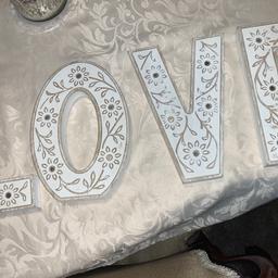 Colour: Cream
Condition: excellent 
(Mark at bottom were it’s been stood)
Details: 3D wooden Love sign
-Free collection