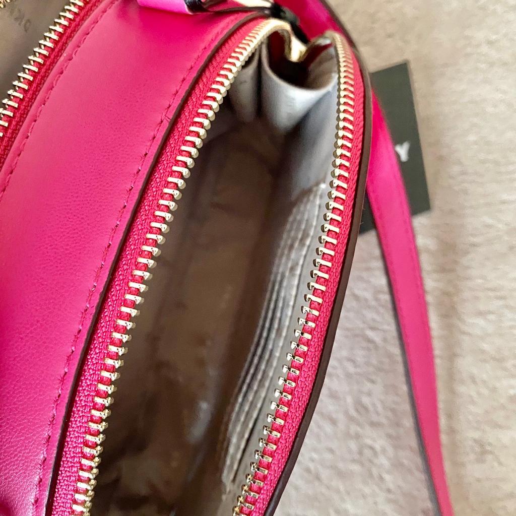 DKNY Umhängetasche Bryant Ave TZ Dome Crossbody Bag BK Logo - BK