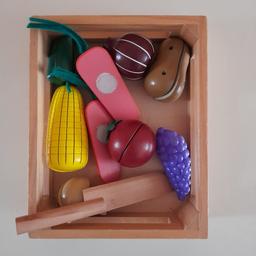 in a perfect condition wooden vegetables and a knife.  Perfect for a small children for a pretend cooking.  Smoke and pets free house
