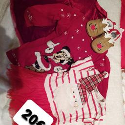 Verkaufe Elch Patschen 🦌 5€ 
Weihnachtsmann Kleid 🎅 5€ 
Rotes Weihnachtskleid mit Tüll unten drinnen 8€ 
Minni Maus Strickkleid 🐭 5€ 

Größen stehen bei den Bilder 
wurden nur einmal getragen Schuhe gar nie 

einzeln oder zusammen um 20€ 

Versand möglich gegen Übernahme der Portokosten von 4,80€ innerhalb von Österreich