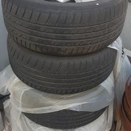 Ich biete hier vier original BMW Felgen inklusive Reifen an.
Die Reifen sind gebraucht, aber sie sind in einem guten Zustand.
225/45R17
Preis ist verhandelbar.